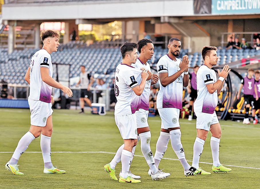 ●伊高沙托尼（右）入球後雙手合十，向大埔火災死難者致哀。 公關圖片