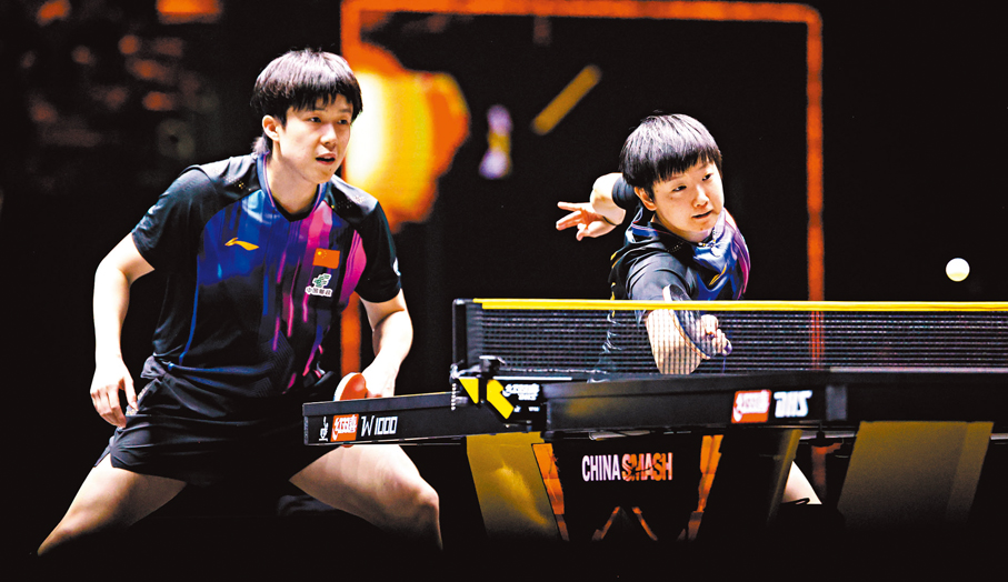 ●王楚欽（左）與孫穎莎於WTT香港總決賽雙線挑戰冠軍。 WTT圖片