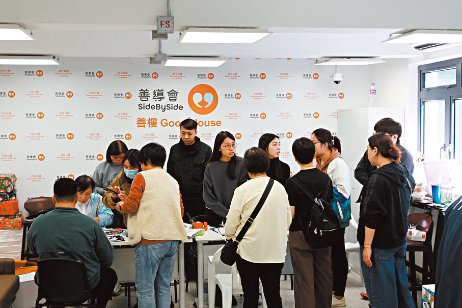 ●災民在善樓進行登記。 香港文匯報記者北山彥  攝