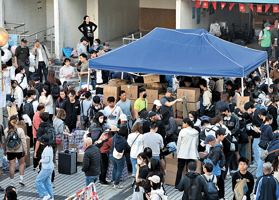 ●各界紛紛向大埔宏福苑受影響市民捐款捐物資，當中內地企業及機構亦啟動緊急救援行動，單是款項已逾8億元。 香港文匯報記者曾興偉  攝