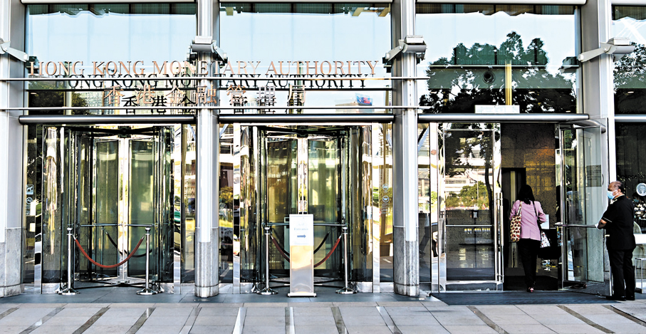 ●銀行業界推出6項應急支援措施。金管局及銀行公會同時提醒市民，要時刻保持警覺，若接到來自銀行職員來電時，應核實來電者身份。 中新社