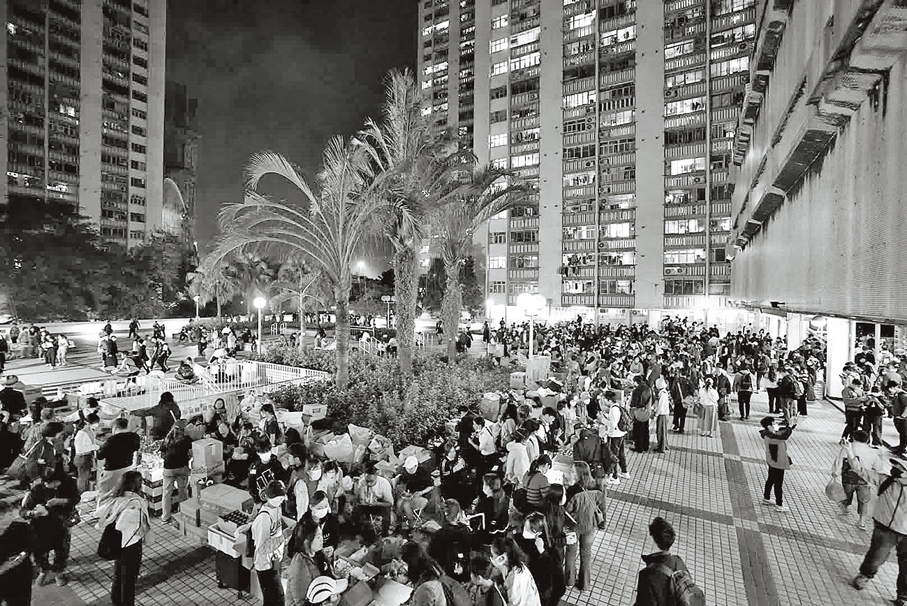 ●11月27日，義工在宏福苑附近向受火災影響的市民派發物資。 新華社