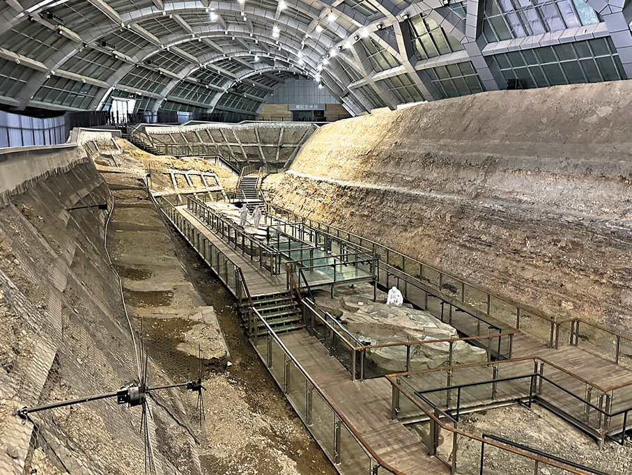 ●遼寧朝陽鳥化石國家地質公園地質長廊，完整地保留了熱河生物群的地質剖面。其中設置的多個身着白色工裝的古生物學家蠟像，正還原出世紀之交時中國科學家主持發掘舉世矚目的熱河生物群化石的歷史場景。