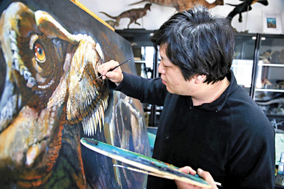 ●趙闖在創作油畫「恐龍記-諸城暴龍」。 