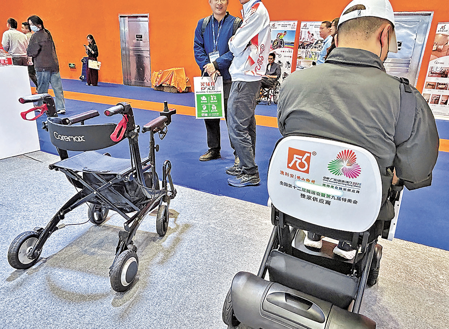 ●東方醫療為殘特奧會提供輪椅、枴杖等器材。 香港文匯報記者敖敏輝  攝