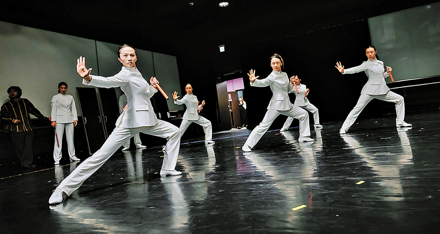 ●舞者經過武術訓練，身體語言將舞蹈與武術相結合。