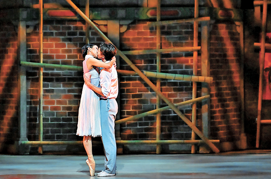 ●香港芭蕾舞團藝術總監衛承天的作品《羅密歐＋茱麗葉》以上世紀六十年代的香港為背景。 攝影：Tony Luk 港芭供圖