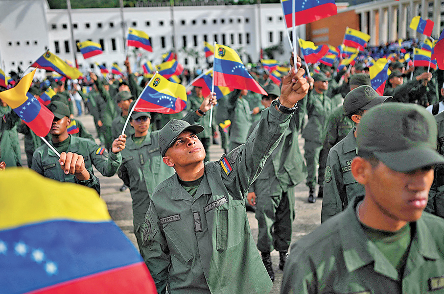 ●在委內瑞拉首都加拉加斯蒂烏納堡舉行的軍事儀式上，玻利瓦爾國民武裝部隊成員揮舞委內瑞拉國旗。 法新社