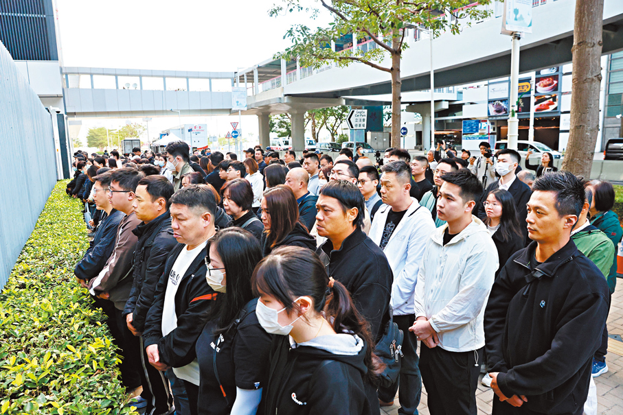 ●市民肅立弔唁罹難者，氣氛莊嚴肅穆。 中通社