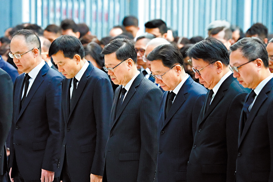 ●香港特區行政長官李家超（左三），中央港澳辦、國務院港澳辦分管日常工作的副主任徐啟方（左二），中央港澳辦、國務院港澳辦副主任、中央政府駐香港聯絡辦主任周霽（左四），中央港澳辦、國務院港澳辦副主任農融（左一），香港特區政務司司長陳國基（左五），律政司司長林定國（左六）等悼念大埔宏福苑火災罹難者。 大公文匯全媒體記者王俊傑  攝