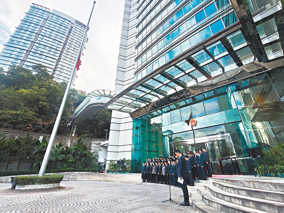 ●外交部駐港公署舉行悼念活動，哀悼大埔火災中不幸罹難者。 新華社