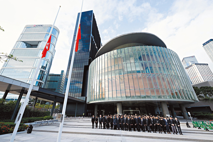 ●立法會主席梁君彥與多位立法會議員及其職員、秘書處職員及訪客在立法會廣場悼念火災罹難者。 梁君彥Fb圖片