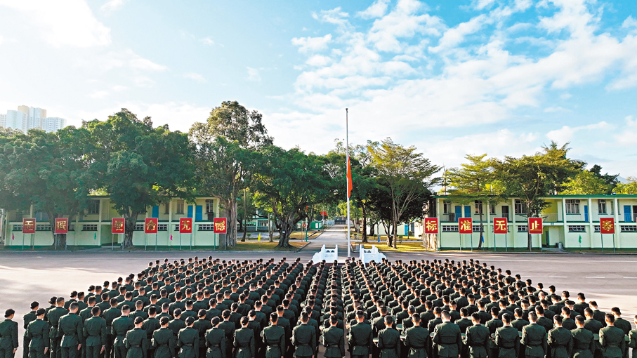 ●新圍軍營官兵組織下半旗和默哀儀式。