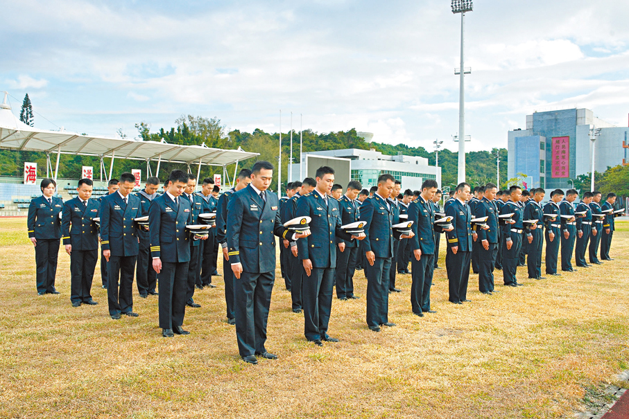 ●昂船洲軍營官兵組織下半旗和默哀儀式。