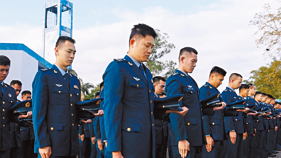 ●石崗軍營官兵組織下半旗和默哀儀式。