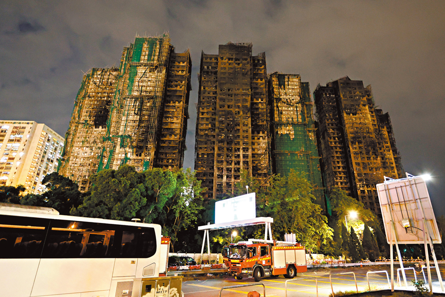 ●大埔宏福苑火災現場一片頹垣敗瓦。然而，烈火無情，人間有愛，來自各地的捐助聲援源源不絕。 香港文匯報記者黃艾力  攝