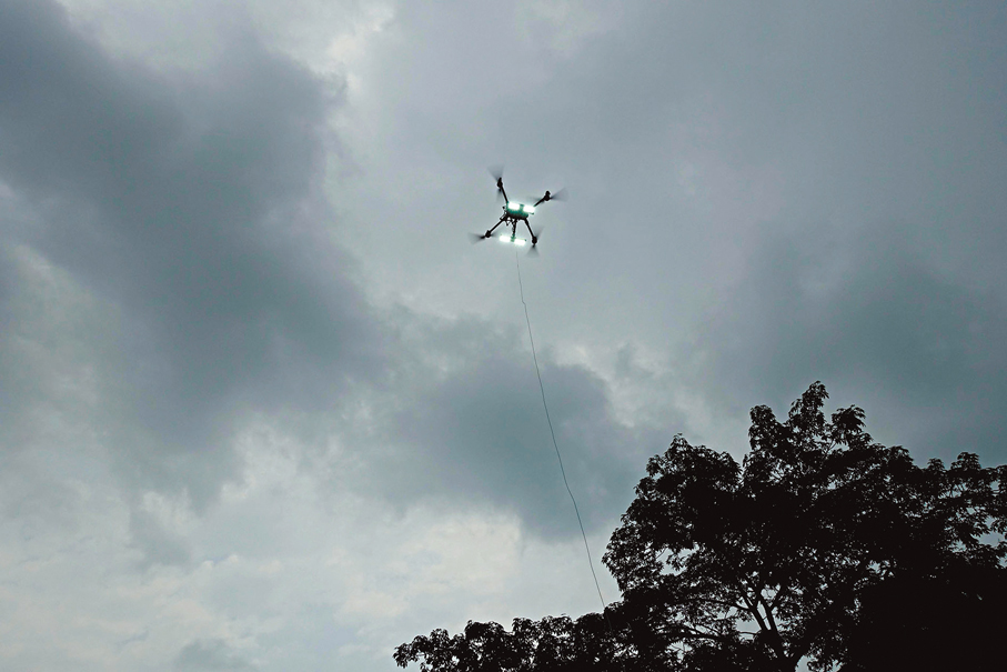 ●繫留無人機是一款可以提供長期供電的無人機。 香港文匯報記者盧靜怡  攝