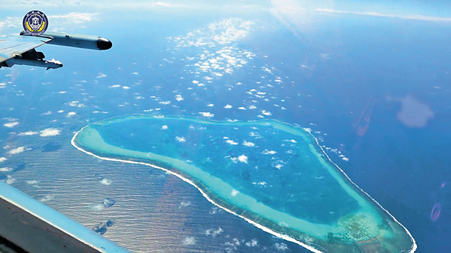 ●11月29日，南部戰區組織海空兵力黃岩島戰備警巡。圖為戰機從空中俯瞰，黃岩島全域盡收眼底。 網上圖片