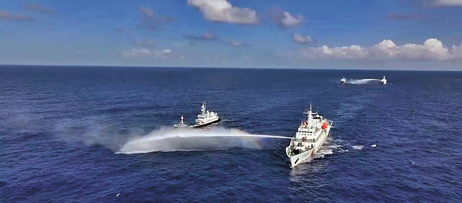 ●中國海警在黃岩島領海及周邊區域執法巡查。圖為中國海警進行海上警示性水炮噴射訓練。 視頻截圖