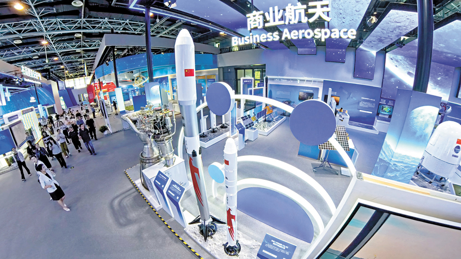 ●國家航天局在近期正式設立商業航天司，這標誌着中國商業航天產業迎來專職監管機構。圖為早前，參觀者在中關村展示中心商業航天區域了解展出的北京商業航天企業的產品。 資料圖片