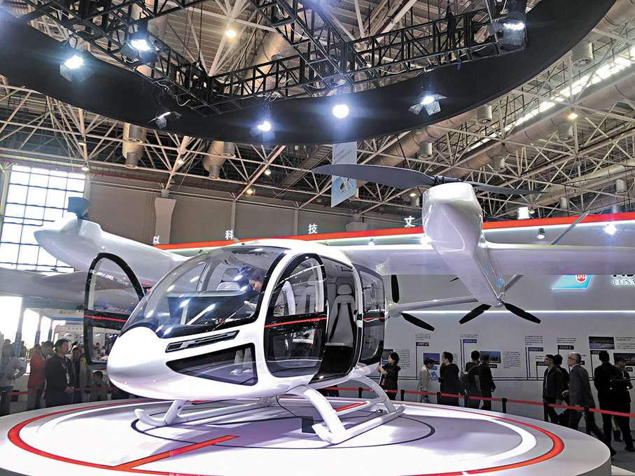 ●南航通航與空客直升機簽署全球維修中心授權協議。圖為南航通航的直升機在2025亞洲通航展上展出。 香港文匯報記者方俊明  攝