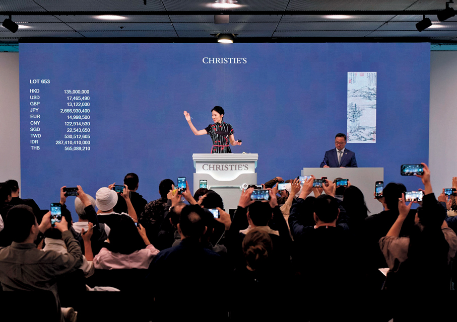 ● 拍賣官陳良玲為《江亭山色圖》落槌。