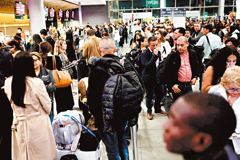 ●哥倫比亞波哥大機場受空巴召回A320客機影響，多名旅客在大堂呆等。 法新社
