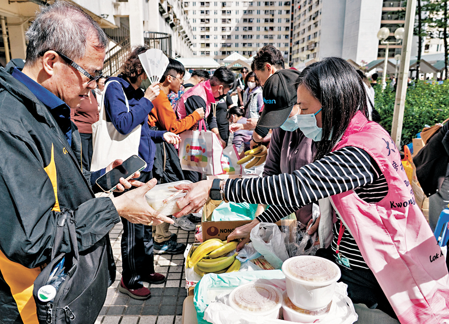 ●關愛隊和熱心市民上下一心，為有需要者分發餐食。  資料圖片