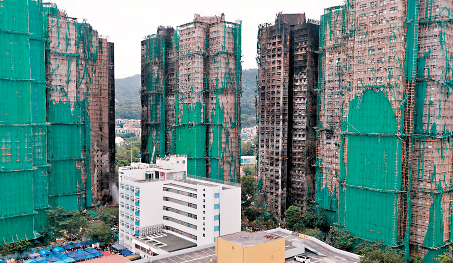 ●盧偉國建議未來樓宇維修工程可考慮分期進行，避免同時圍封多幢大廈，以降低「火燒連環樓」的風險。 香港文匯報記者北山彥  攝