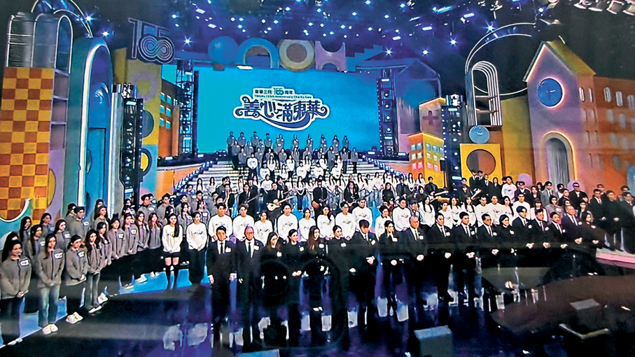 ●《善心滿東華》演出者為大埔宏福苑不幸罹難的居民及殉職消防員默哀。  電視截圖