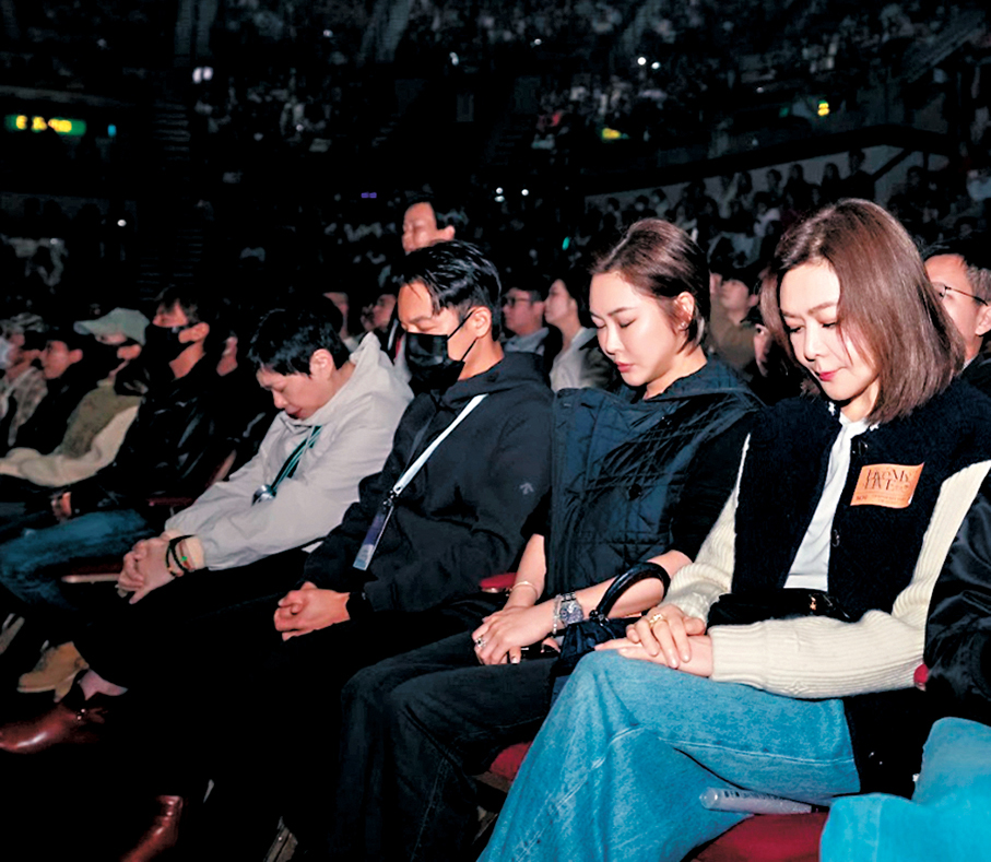 ●前晚，紅館所有觀眾一同為火災受難者默哀。  大會供圖