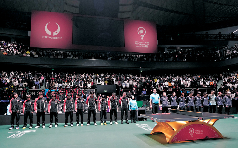 ●國乒、港隊與現場人員賽前為大埔火災罹難者默哀。 新華社