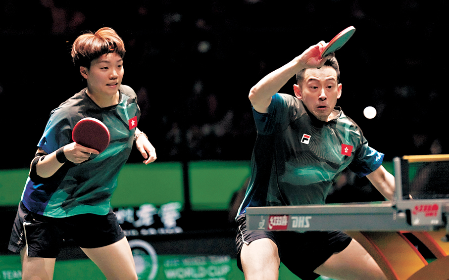 ●黃鎮廷（右）/杜凱在悲傷中作賽。 新華社