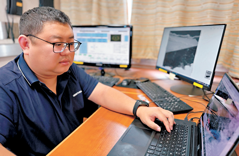 ●11月29日，隨船衛星工程師紀元正在「雪龍」號上接收衛星數據。 新華社