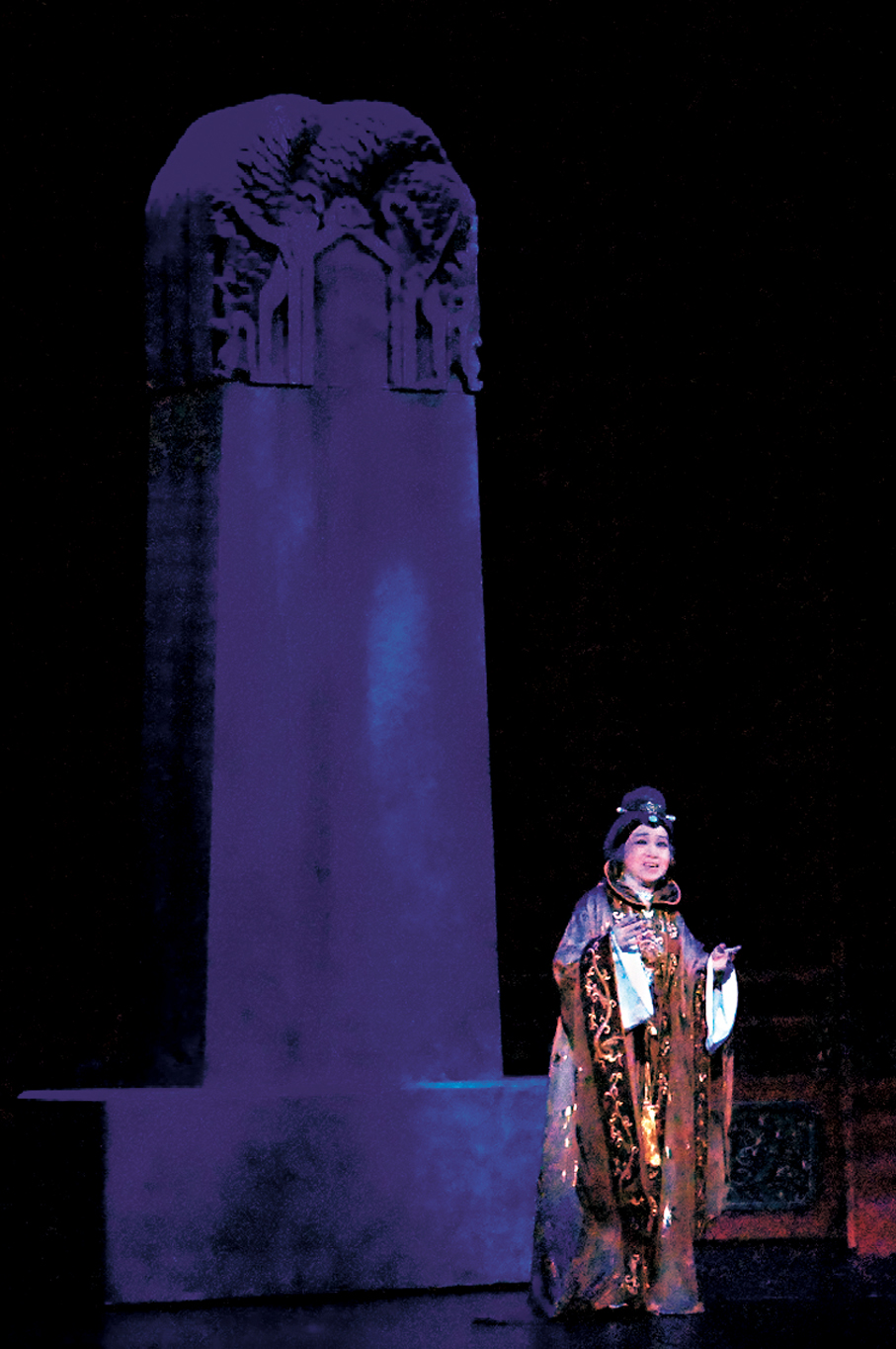 ●《武皇陛下》以武則天倒臥無字碑前作結。