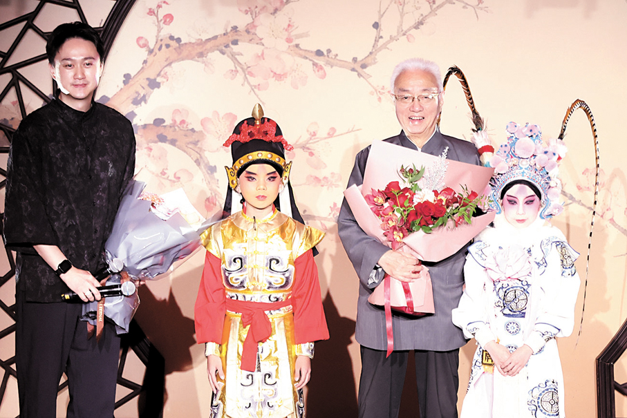●昆曲泰斗蔡正仁先生（右二）與他的弟子、昆山當代昆劇院一級演員張爭耀（左一）接受昆曲小演員獻花。