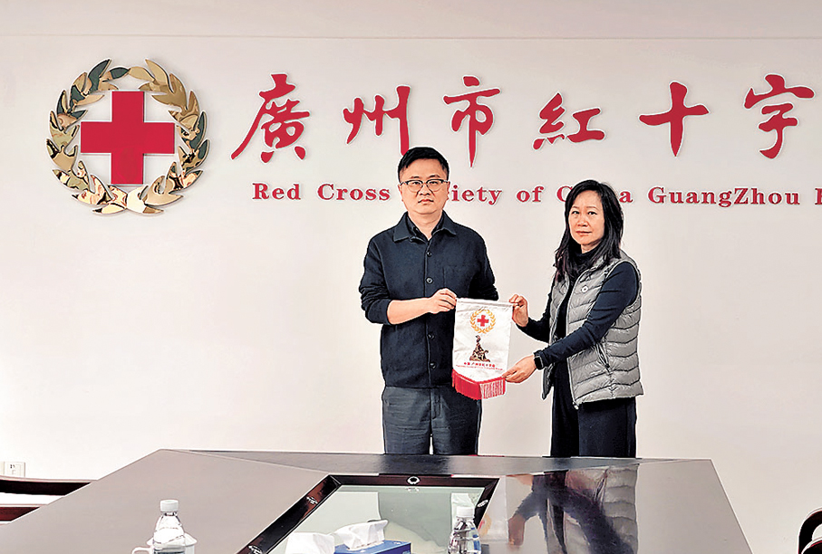 ● 廣州市紅十字會官網上實時滾動着愛心人士捐贈信息，就算是深夜善款也不曾中斷。 香港文匯報廣州傳真