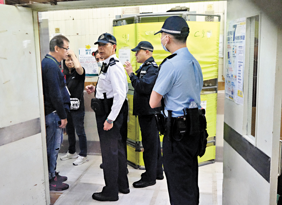 ●安基苑在檢查棚網開始前，香港文匯報記者與其他記者到場，遭物業保安人員阻攔，物業主任拒絕採訪。警方隨後到場處理。 香港文匯報記者涂穴  攝