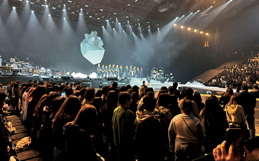 ●柳應廷演唱會上觀眾起立為遇難者默哀。  香港文匯報記者子棠  攝