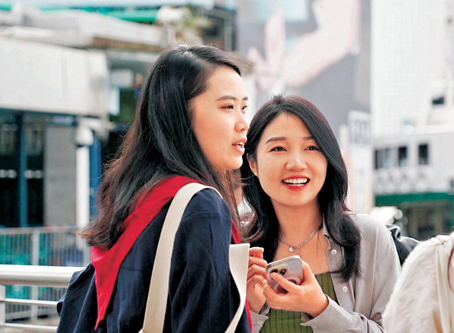 ●左起：周小姐、王小姐   香港文匯報記者曾興偉  攝