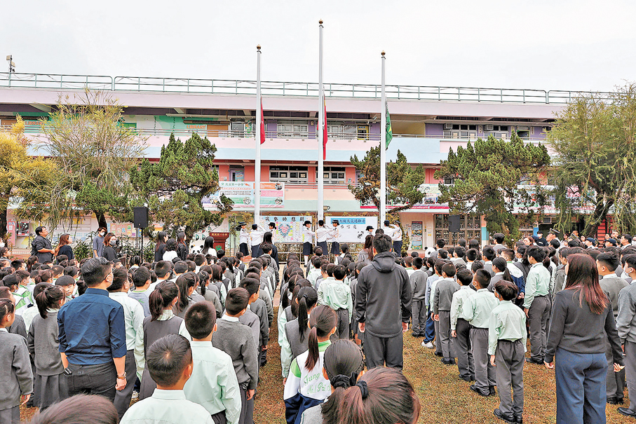 ●鳳溪第一小學在早會時舉行悼念活動，下半旗誌哀。  香港文匯報記者黃艾力  攝