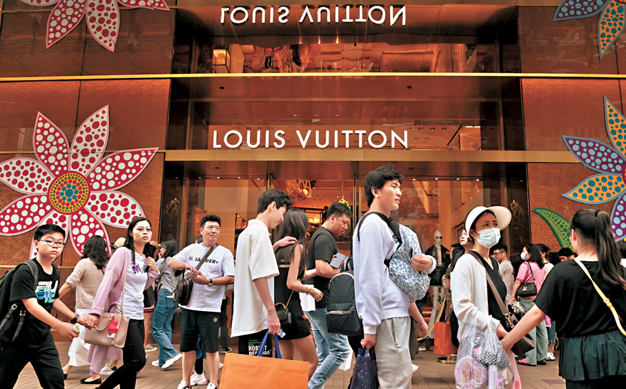 ●香港10月零售業總銷貨價值連續第三個月增加，銷售價值指數則連升6個月。圖為本港購物大街人頭湧湧。 中新社