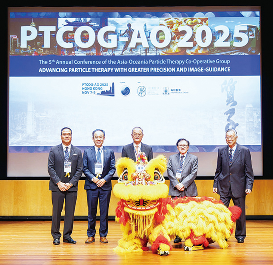 ●盧寵茂（中）、李維達（右二）、李維文（右一）、大野達也（左二）及鄧世剛（左一）於年會開幕禮上合照。