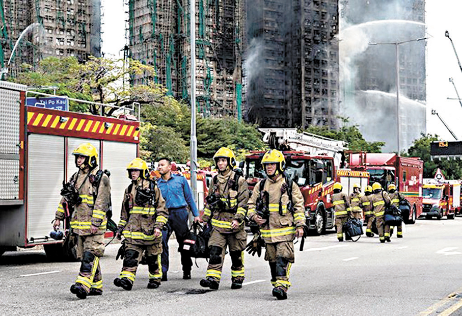 ●向「真的英雄」消防員致敬。 作者供圖