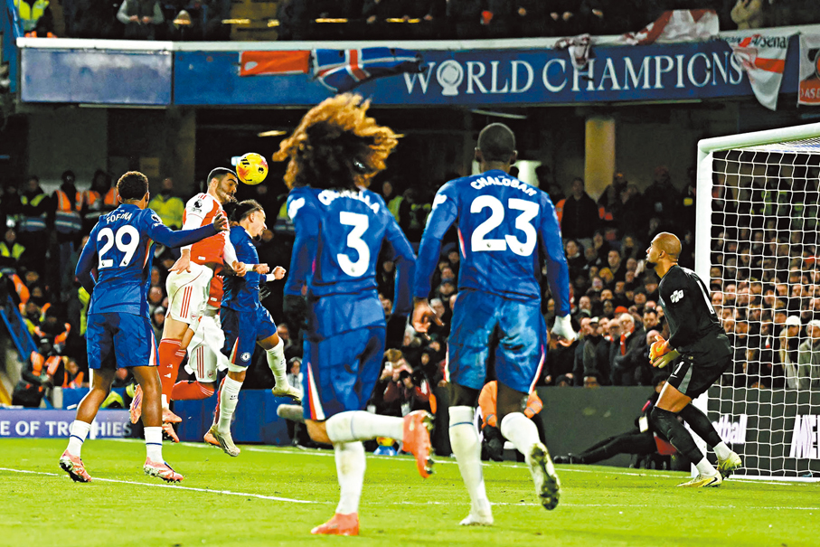 ●馬連奴（左二）替阿仙奴搶回一分。 法新社