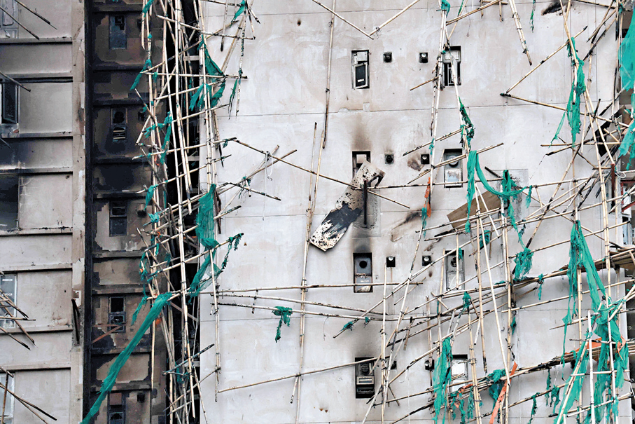 ●有候選人表示，若當選會推動全面檢視大廈樓宇維修的規管制度、工程安全與監管標準。圖為大火後大埔宏福苑外貌。 香港文匯報記者北山彥  攝