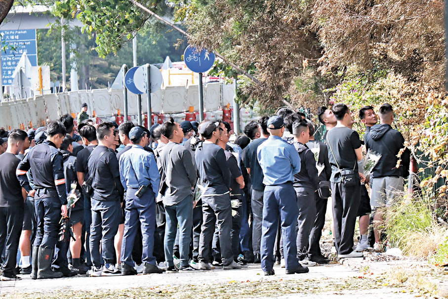 ●殉職消防員家屬及同袍到場路祭。 香港文匯報記者北山彥  攝