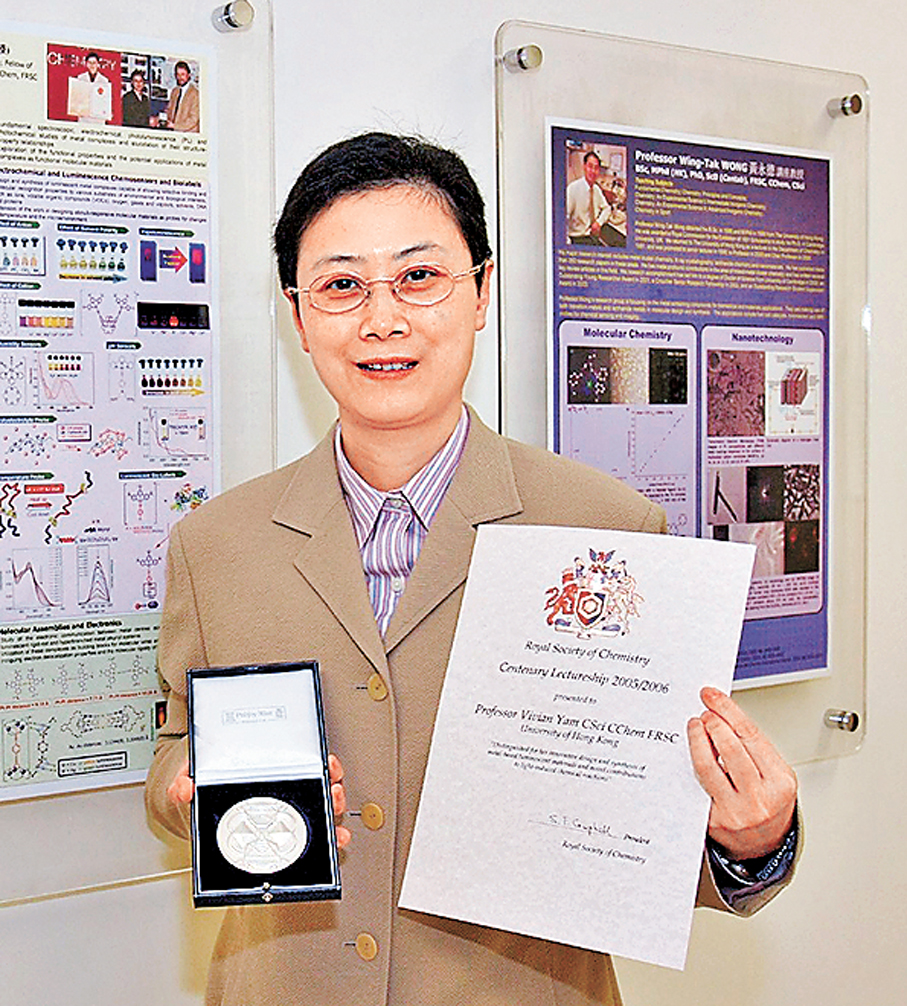 ●任詠華在二OO一年獲選為中國科學院院士，在二OO五年獲英國皇家化學學會百周年講座獎。 港科院圖片
