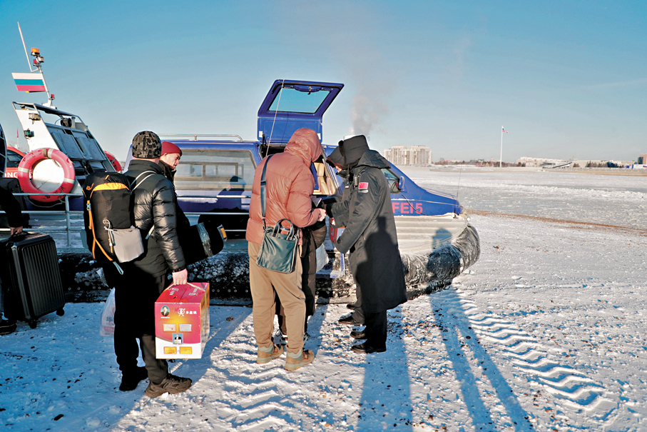 ●中國遊客從黑河乘坐氣墊船赴俄羅斯。香港文匯報黑龍江傳真