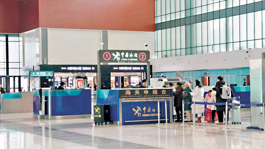 ●12月2日黑龍江黑河口岸迎來首批享受免簽政策的中國遊客。香港文匯報黑龍江傳真